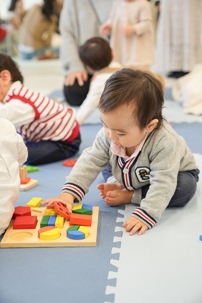 赤ちゃんと向き合う親子