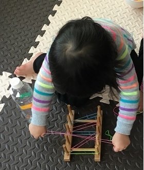 子どもの発達を見守る様子