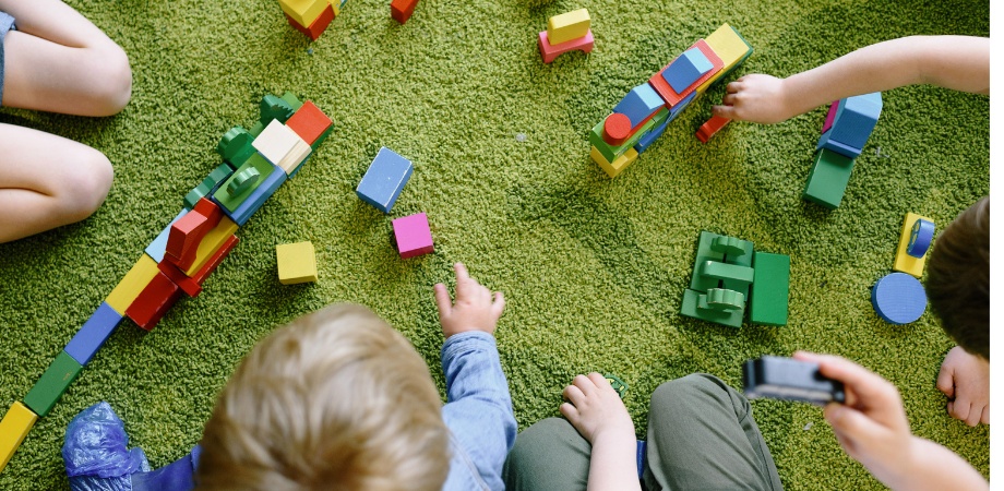 世界に通用するマナーを学ぶ子ども